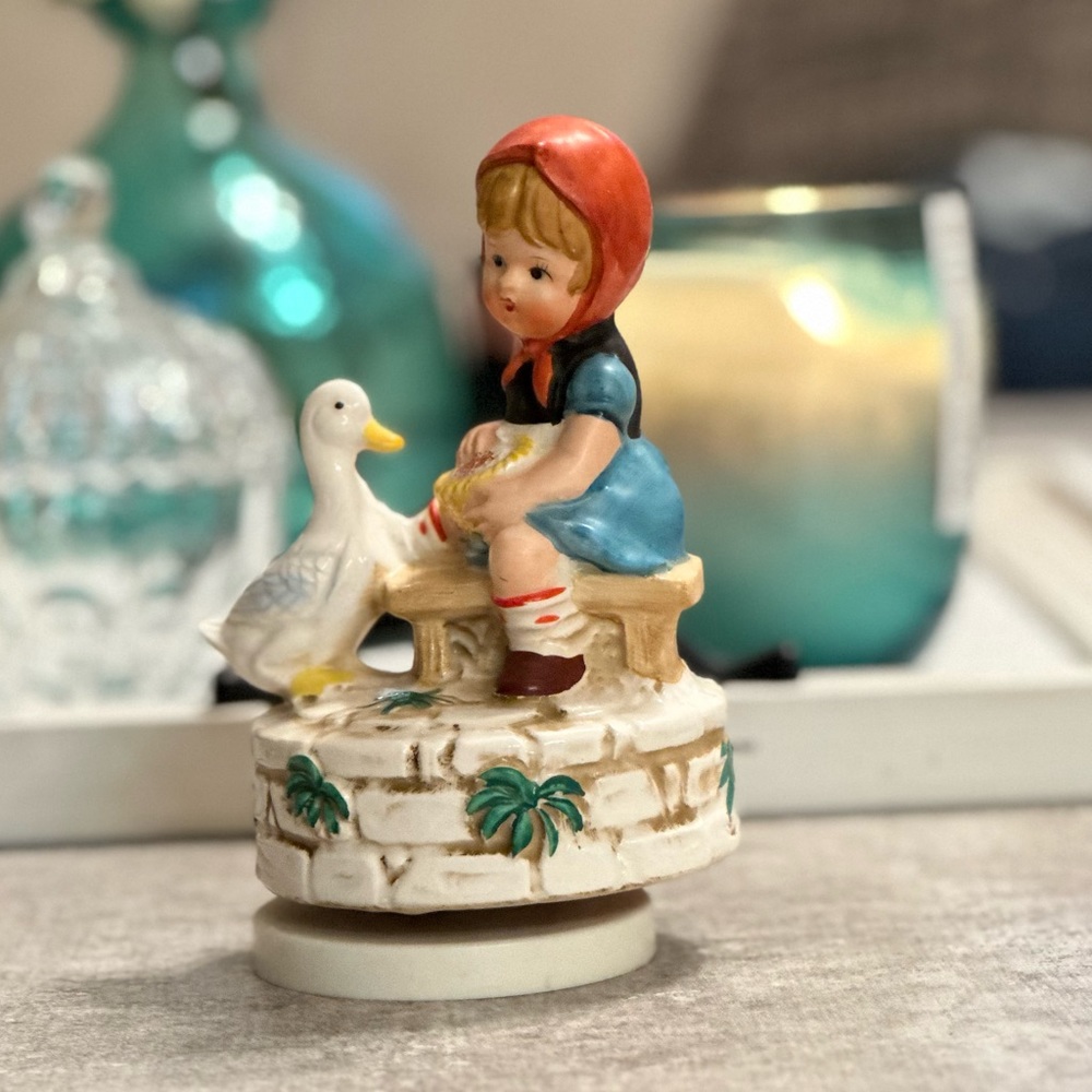 Hummel Love Story Girl Duck Goose Wind Up Music box vintage